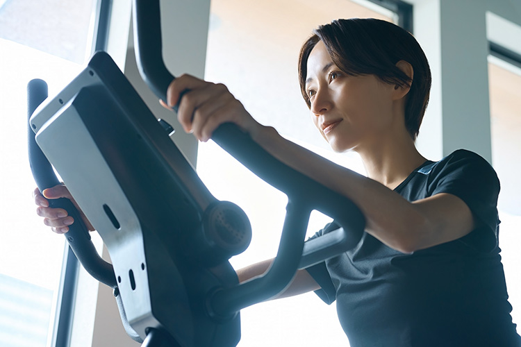 トレーニングマシンを使う女性