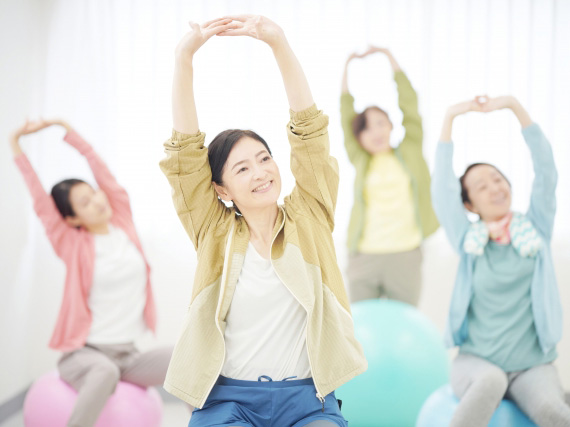 体操をする女性たち